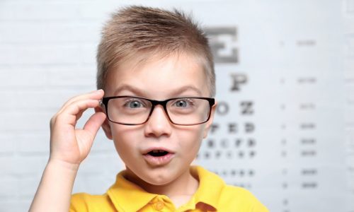 Come faccio a capire se i miei figli hanno problemi di vista? Ecco 5 segnali da non sottovalutare